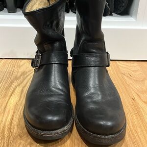 Frye Women’s Veronica short back zip